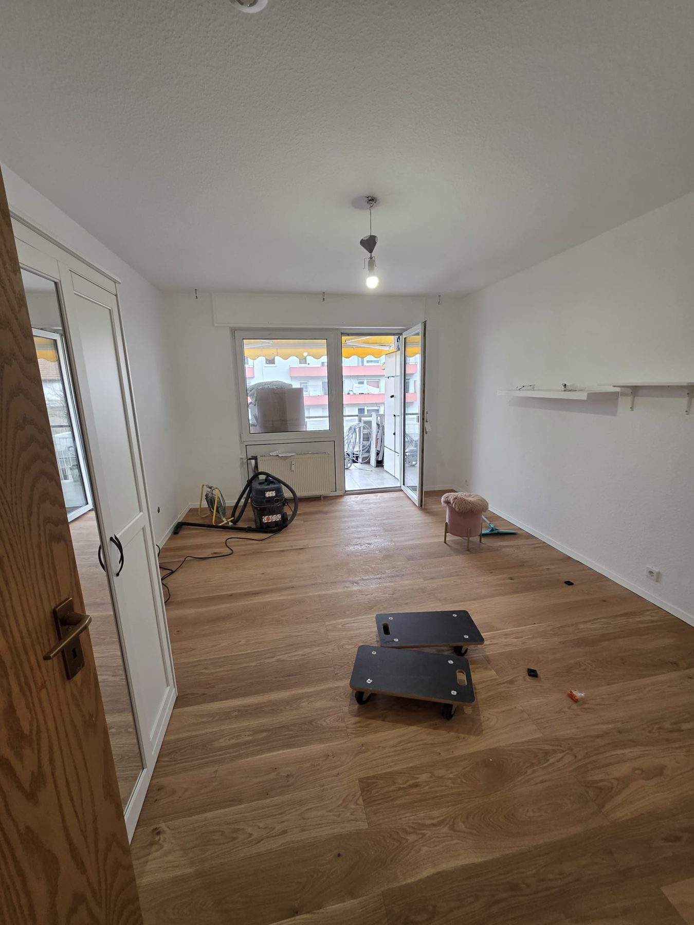 Innenraum mit erneuertem Bodenbelag